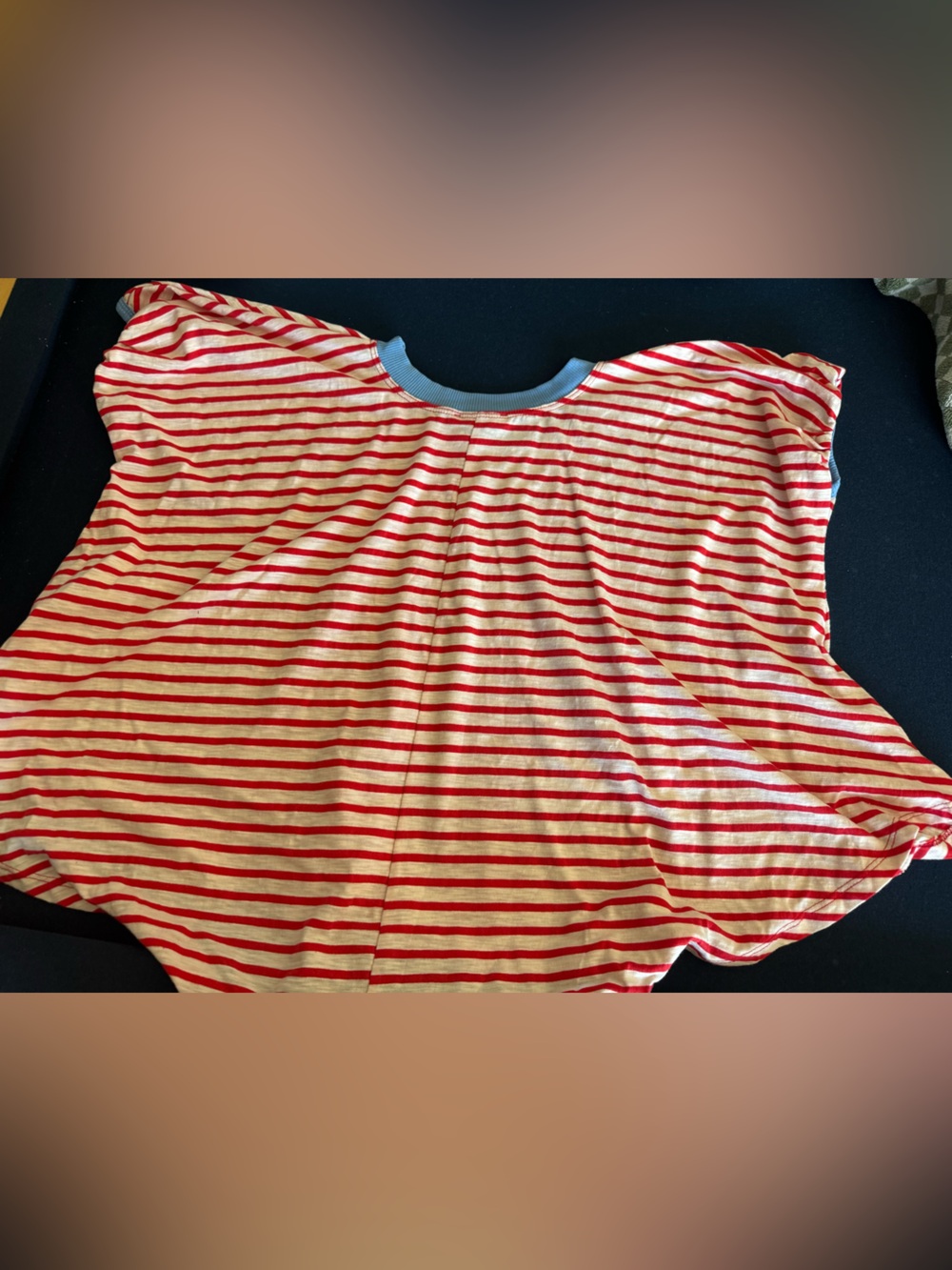 Red and Cream Striped flowy & flattering Short Sleeve Top w/ blue trim ❤️🤍💙